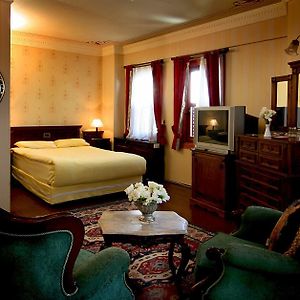 Suite met een King Size Bed op de Hoek